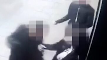 Las imágenes de CCTV muestran al matón atacando viscosamente a la joven y al joven mientras estaban parados afuera de un edificio en el centro de la ciudad de Glasgow.
