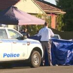 Los detectives de homicidios establecieron una escena del crimen después de que una mujer fuera encontrada muerta en un camino de entrada en el oeste de Sydney esta mañana.
