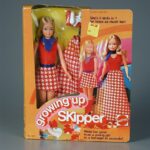 Skipper Growing Up se lanzó en 1975, pero se suspendió en 1977. A la muñeca le brotaban senos cuando giraba el brazo.