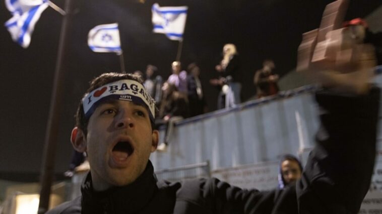 Netanyahu sobrevive a la moción de censura mientras protestas furiosas y huelgas paralizan a Israel por reformas judiciales