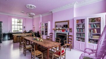 Decorado con alfombras y paredes de color rosa flamenco y un dormitorio principal verde trébol, es claramente el hogar de una estrella de rock.