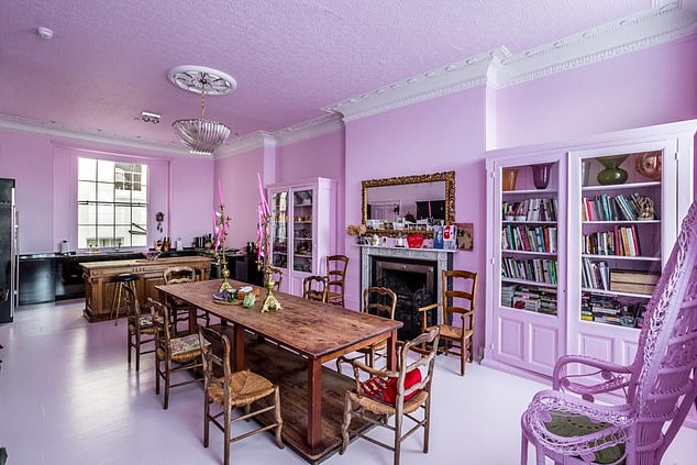 Decorado con alfombras y paredes de color rosa flamenco y un dormitorio principal verde trébol, es claramente el hogar de una estrella de rock.