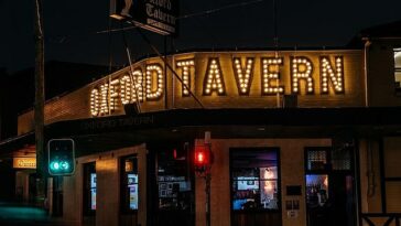 El amado pub de Sydney, Oxford Tavern, anunció que cerrará sus puertas para siempre este fin de semana después de que sus propietarios decidieran no renovar el contrato de arrendamiento en otro golpe a la vida nocturna de la ciudad (en la foto: Oxford Tavern)
