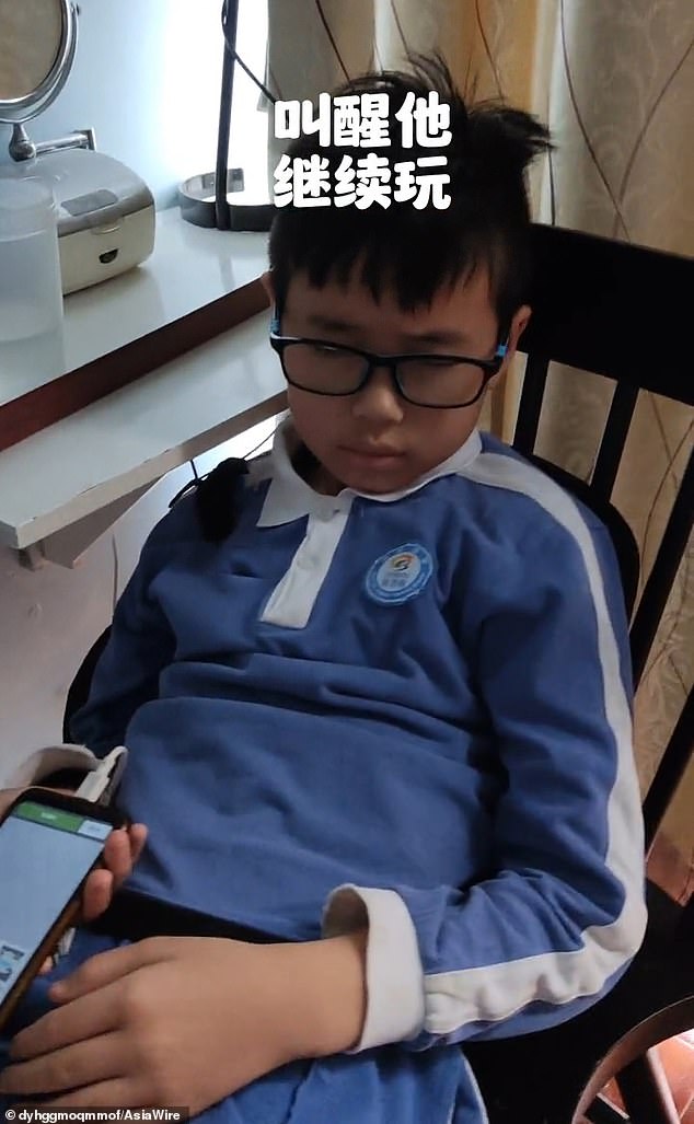 Un padre obligó a su hijo de 11 años a jugar videojuegos durante 17 horas seguidas sin dormir después de sorprenderlo jugando con su teléfono inteligente en la cama