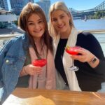 Kelsey Gorman, de 25 años, y Rylie Greenhalgh, de 23, son el dúo de Brisbane detrás de Willy and Bear, que vende expansores de portavasos para botellas grandes de bebidas.