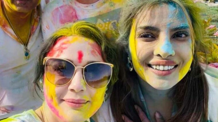 Priyanka Chopra posa con Preity Zinta en una selfie de la fiesta de Holi, se burla de un amigo en una foto no vista de la fiesta de Los Ángeles