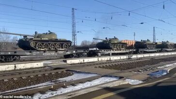 En la imagen: captura fija de un video que muestra tanques T-54B y T-55A de la era soviética obsoletos durante mucho tiempo en un tren transportado a través de Rusia, presumiblemente destinado a la primera línea de la guerra en Ucrania