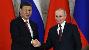 Xi visitó Moscú y se reunió con Putin la semana pasada (en la foto juntos el 21 de marzo), donde profesaron amistad y prometieron lazos más estrechos, mientras las fuerzas de Putin continúan luchando para lograr avances en lo que llama una