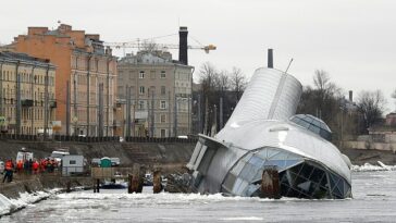 El restaurante 'Silver Whale', amarrado en el río Neva, San Petersburgo, fue fotografiado de costado hoy.