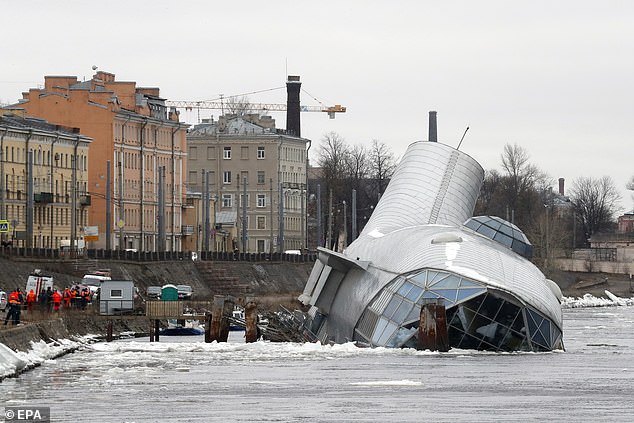 El restaurante 'Silver Whale', amarrado en el río Neva, San Petersburgo, fue fotografiado de costado hoy.