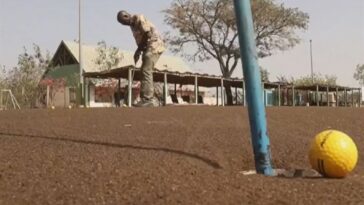 RELOJ |  De verdes a marrones: el campo de golf ecológico de Burkina Faso