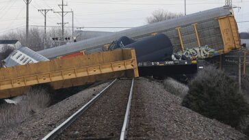 Un tren de Norfolk Southern se descarriló en Ohio el sábado cuando las autoridades instaron a los residentes a buscar refugio.