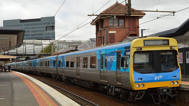 Se advirtió a los viajeros de trenes de Melbourne que esperen grandes retrasos después de que una persona fuera atropellada por un tren en la estación Footscray