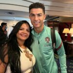 El bloguero venezolano, identificado solo como Georgilaya, afirma que Ronaldo (en la foto con Georgilaya) engañó a su novia Georgina Rodríguez, con quien tiene dos hijos, en una habitación de hotel en Portugal el 25 de marzo del año pasado.