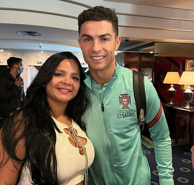 El bloguero venezolano, identificado solo como Georgilaya, afirma que Ronaldo (en la foto con Georgilaya) engañó a su novia Georgina Rodríguez, con quien tiene dos hijos, en una habitación de hotel en Portugal el 25 de marzo del año pasado.