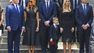 La familia Trump se ve en julio en el funeral de Ivana Trump.  Se dice que Melania Trump está principalmente preocupada por el impacto en su hijo Barron si su esposo es acusado.