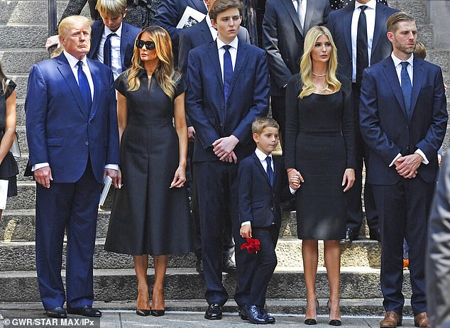 La familia Trump se ve en julio en el funeral de Ivana Trump.  Se dice que Melania Trump está principalmente preocupada por el impacto en su hijo Barron si su esposo es acusado.