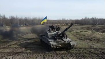 El primero de los 14 tanques Challenger 2 (en la foto) suministrados por Gran Bretaña llegó a Ucrania: parte del colosal compromiso de Occidente para derrotar la invasión rusa.