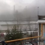 En la imagen: se ve un humo espeso en el aire sobre la ciudad rusa de Yaroslavl, donde hoy estalló un gran incendio en una planta que produce motores para las fuerzas armadas de Vladimir Putin.