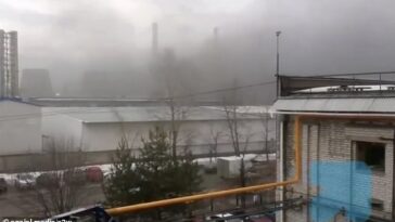 En la imagen: se ve un humo espeso en el aire sobre la ciudad rusa de Yaroslavl, donde hoy estalló un gran incendio en una planta que produce motores para las fuerzas armadas de Vladimir Putin.