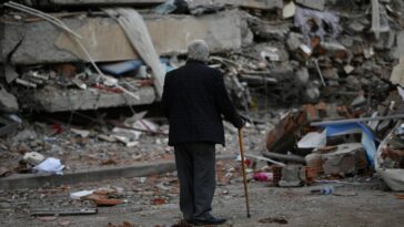 'Se siente como si fuera ayer': los sobrevivientes viven con miedo, un mes después del terremoto de Turquía