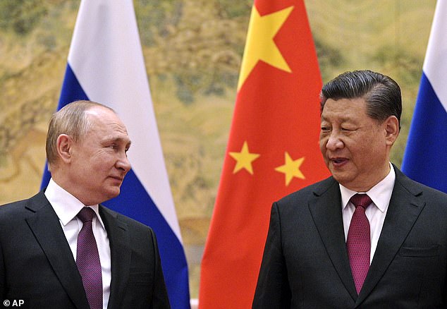 El gobierno del presidente Xi Jinping ya está financiando al Kremlin, respaldando la guerra al impulsar las importaciones de petróleo, gas y productos agrícolas rusos rechazados por Occidente.  En la imagen: Xi Jinping y Vladimir Putin en Beijing, China, el 4 de febrero de 2022