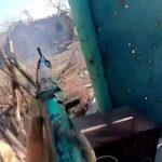 El impactante clip mostró el momento en que un soldado ucraniano abrió fuego contra su enemigo ruso en Bakhmut.