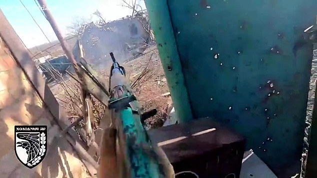 El impactante clip mostró el momento en que un soldado ucraniano abrió fuego contra su enemigo ruso en Bakhmut.