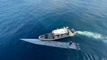Un narcosubmarino de 49 pies de largo (en la foto) que contiene £ 72 millones en cocaína y dos cadáveres ha sido descubierto frente a las costas de Colombia.