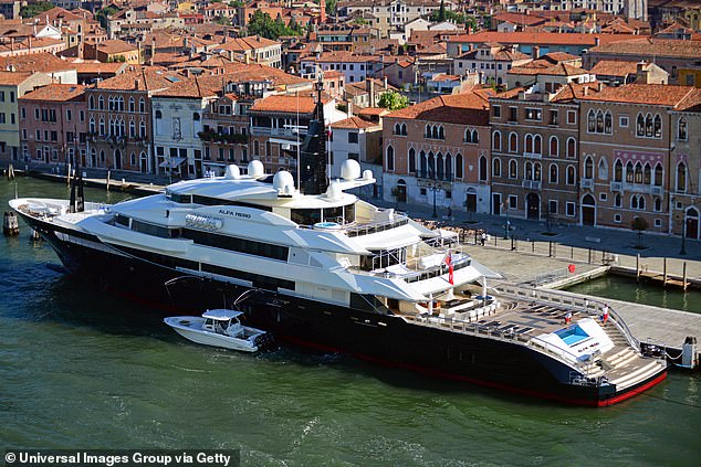 El superyate Alfa Nero, aquí representado en el Canale della Giudecca en Venecia, Italia