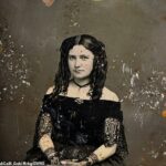 En la subasta se vendió un retrato inquietante de una joven.  Es una fotografía en placa de metal con daguerrotipo del siglo XIX, el primer proceso fotográfico disponible públicamente.  El artículo se vendió por $ 73,200