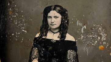 En la subasta se vendió un retrato inquietante de una joven.  Es una fotografía en placa de metal con daguerrotipo del siglo XIX, el primer proceso fotográfico disponible públicamente.  El artículo se vendió por $ 73,200