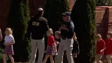 Los estudiantes son evacuados de The Covenant School en Nashville, Tennessee, el lunes después de que una mujer que disparó mató a tres niños y dos adultos.