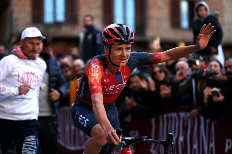 Tom Pidcock fuera de la Milán-San Remo por conmoción cerebral