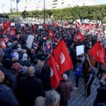 Tunecinos desafían la prohibición de protestas para exigir la liberación de los críticos de Saied