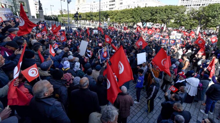 Tunecinos desafían la prohibición de protestas para exigir la liberación de los críticos de Saied