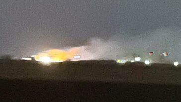 Se sospecha que Ucrania ha atacado una importante base aérea rusa en Yeysk después de explosiones masivas, en otro ataque muy por detrás de las líneas del frente de Moscú.  En la foto: aparecen llamas en un aeropuerto en Yeysk, en el sur de Rusia en el mar de Azov.