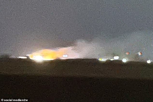 Se sospecha que Ucrania ha atacado una importante base aérea rusa en Yeysk después de explosiones masivas, en otro ataque muy por detrás de las líneas del frente de Moscú.  En la foto: aparecen llamas en un aeropuerto en Yeysk, en el sur de Rusia en el mar de Azov.