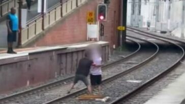 Un heroico miembro del público saltó a las vías y logró poner al hombre a salvo.