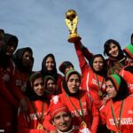 Las futbolistas afganas del equipo afgano celebran con el trofeo después de la final del torneo de fútbol femenino en diciembre de 2013.