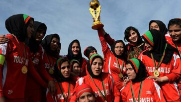 Las futbolistas afganas del equipo afgano celebran con el trofeo después de la final del torneo de fútbol femenino en diciembre de 2013.