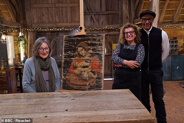 Conmovedor: Maria Kirk (izquierda) con Lucia Scalisi, Jay Blades y la pintura que se cosió dentro del forro de un abrigo para ocultarlo de los nazis durante la Segunda Guerra Mundial que ha sido restaurada en un emotivo episodio de The Repair Shop