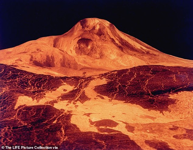 Se tomaron dos imágenes de un respiradero en particular en el enorme volcán en escudo Maat Mons (en la foto) con ocho meses de diferencia, y muestran que cambió de forma y tamaño.