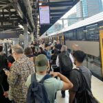 El sábado, los pasajeros frustrados se quedaron esperando en la estación central de Sydney mientras las reparaciones de las vías detenían los servicios que viajaban a Strathfield.