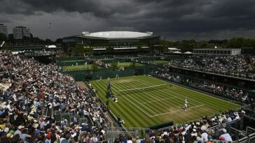 Los jugadores de Rusia y Bielorrusia regresarán a Wimbledon este verano después de que el All England Club levantara a regañadientes la sanción impuesta tras la invasión de Ucrania.