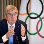 El jefe del COI, Thomas Bach, dijo que los atletas solo deben competir individualmente en los Juegos Olímpicos de París