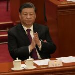 El presidente chino, Xi Jinping, de 69 años, aplaude durante una sesión de la Asamblea Popular Nacional de China.