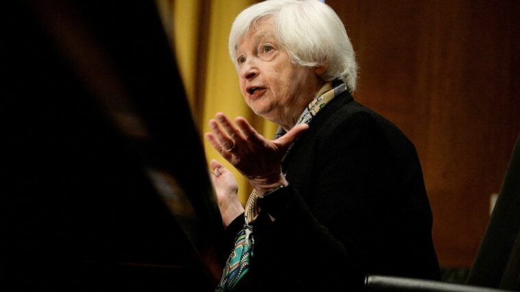 Yellen dice que el Tesoro está listo para tomar 'medidas adicionales si se justifica' para estabilizar los bancos