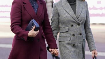 Zara Tindall, de 41 años, y Natalie Pinkham, descrita como la ex 'confidente y compañera de copas' del Príncipe Harry, se tomaron de la mano cuando llegaron al Festival de Cheltenham en su día inaugural.
