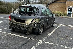 El automóvil rebotó al menos cuatro veces en la reserva central entre Warwickshire y Bicester.